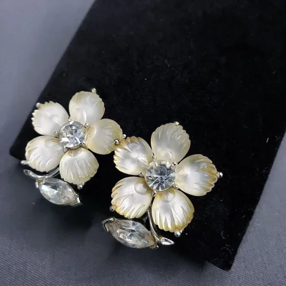 Lisner Clip On Womens Floral Earrings Off White Textured Beads Prong Set 1" - Picture 2 of 7